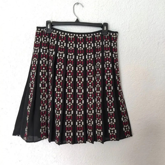 Ann Taylor Black Red Geometric Pleated Embroidered Skirt Knee Length Size 10 - Picture 2 of 10